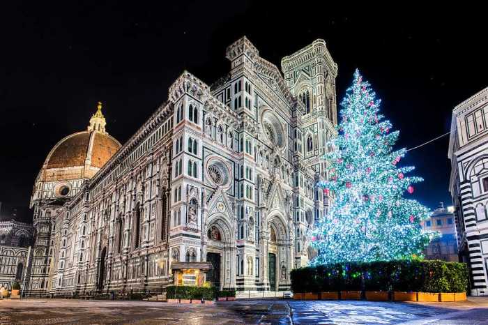 When does Italy start decorating for Christmas?