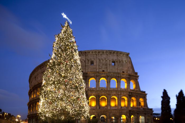 When does italy start decorating for christmas